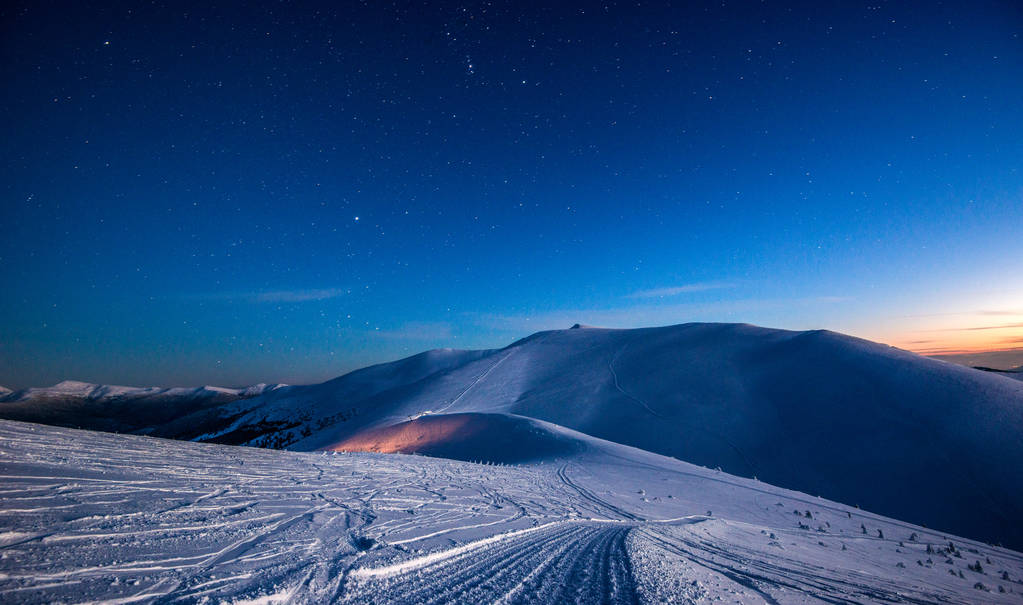 Geceleri ay ışığı altında boş bir kayak merkezi - Fotoğraf, Görsel