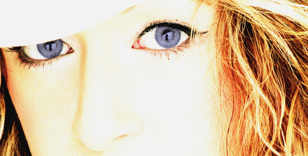 暗い青い目を持つ女性の顔 - 写真・画像