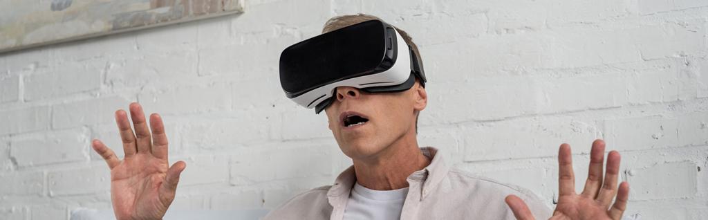 Prise de vue panoramique de l'homme sorti en réalité virtuelle casque à la maison
 - Photo, image