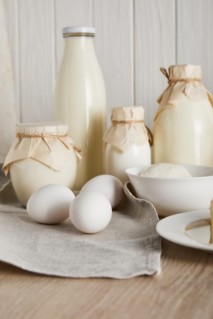 вкусные свежие молочные продукты и яйца на белом деревянном фоне
 - Фото, изображение