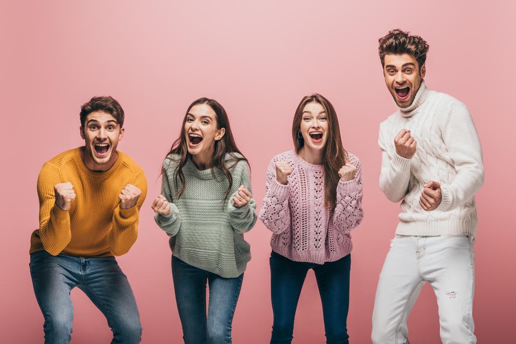 Χαρούμενοι ενθουσιασμένοι φίλοι με πουλόβερ που ουρλιάζουν απομονωμένοι σε ροζ - Φωτογραφία, εικόνα
