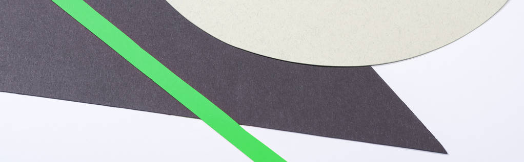 plano panorámico de tira de papel, triángulo y círculo aislado en blanco
  - Foto, Imagen
