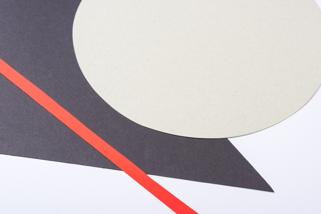 bovenaanzicht van papieren strip, driehoek en cirkel in wit geïsoleerd  - Foto, afbeelding