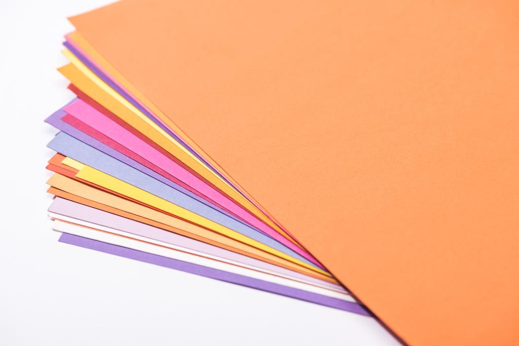 hoge hoek uitzicht van heldere en kleurrijke papieren geïsoleerd op wit - Foto, afbeelding