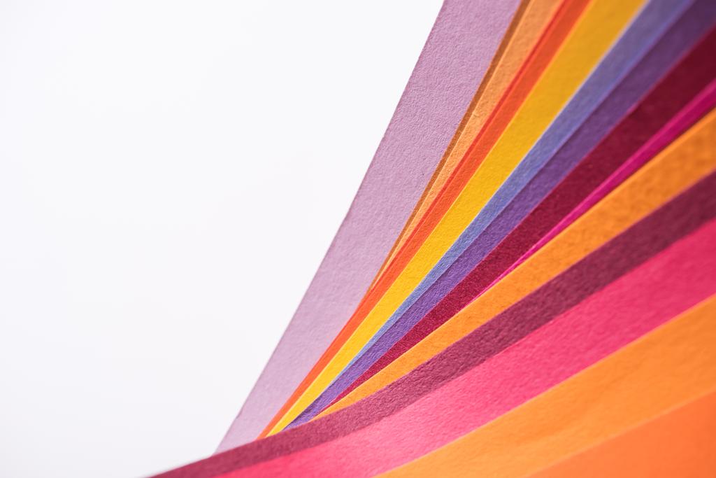 bovenaanzicht van kleurrijke en heldere papieren geïsoleerd op wit - Foto, afbeelding