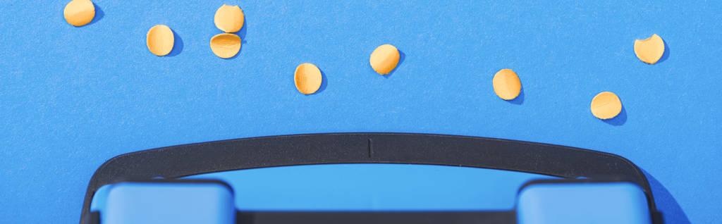 mavi zemin üzerinde kağıt daireler ile holepunch panoramik çekim  - Fotoğraf, Görsel