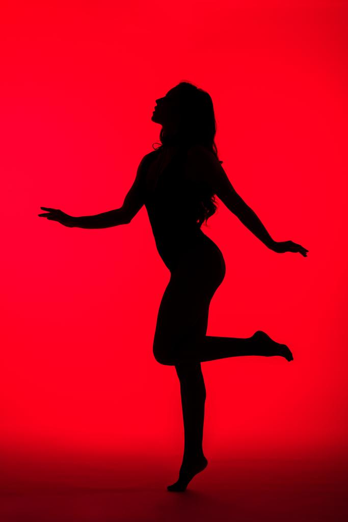 černá silueta smyslné ženy na červené - Fotografie, Obrázek
