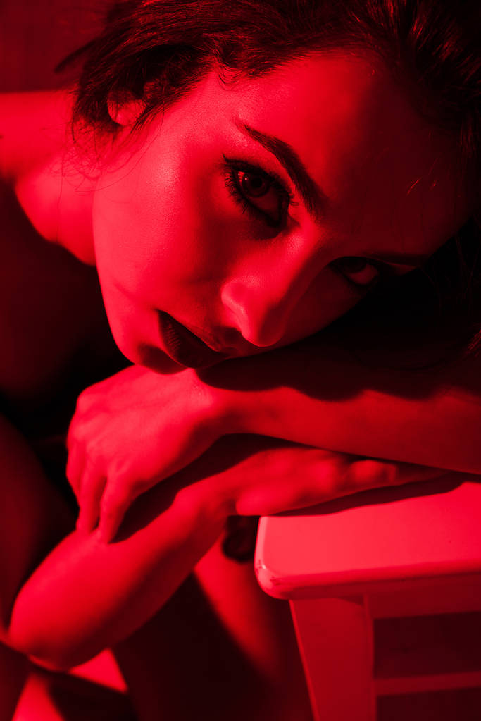 bella donna sexy posa a luce rossa
 - Foto, immagini