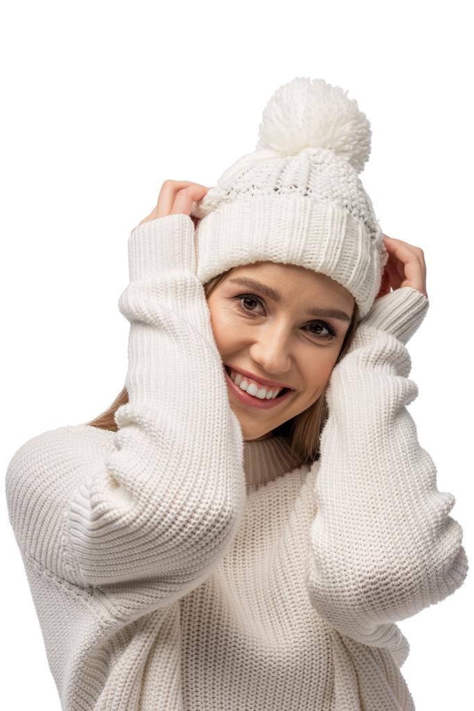 gyönyörű nő pózol fehér kötött pulóver és kalap, elszigetelt fehér - Fotó, kép