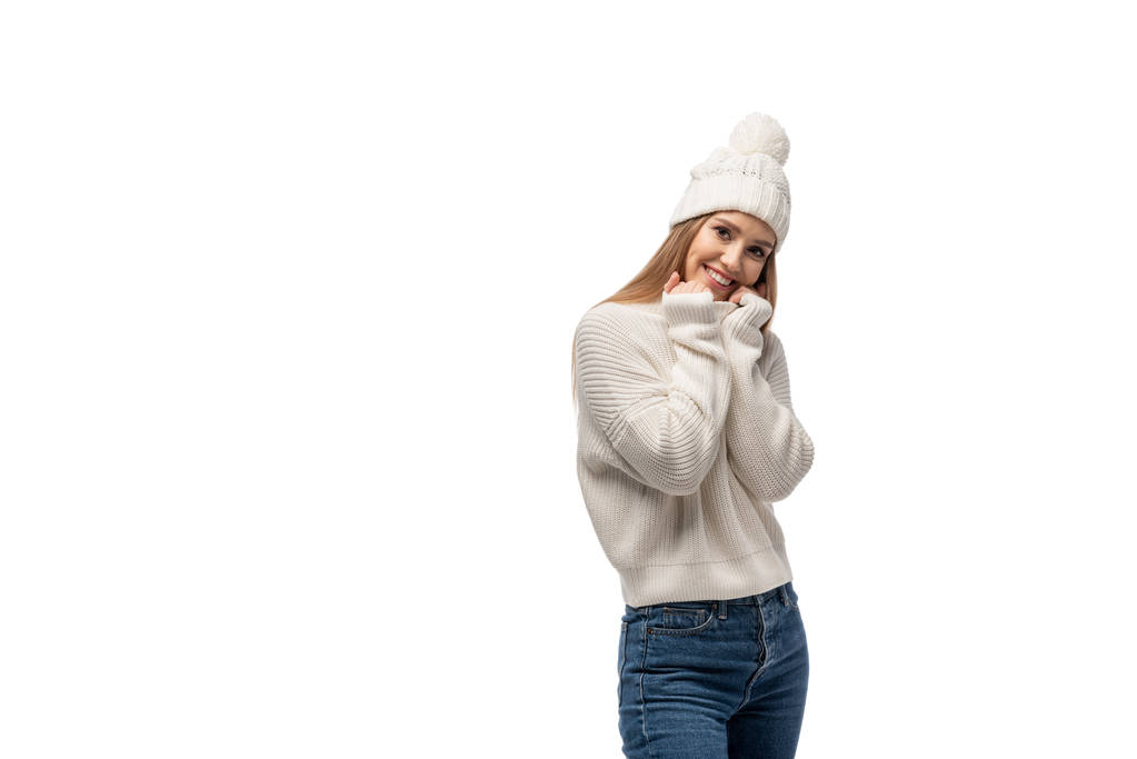 ジーンズに白いニットのセーターと帽子を身につけた美しい女性が - 写真・画像