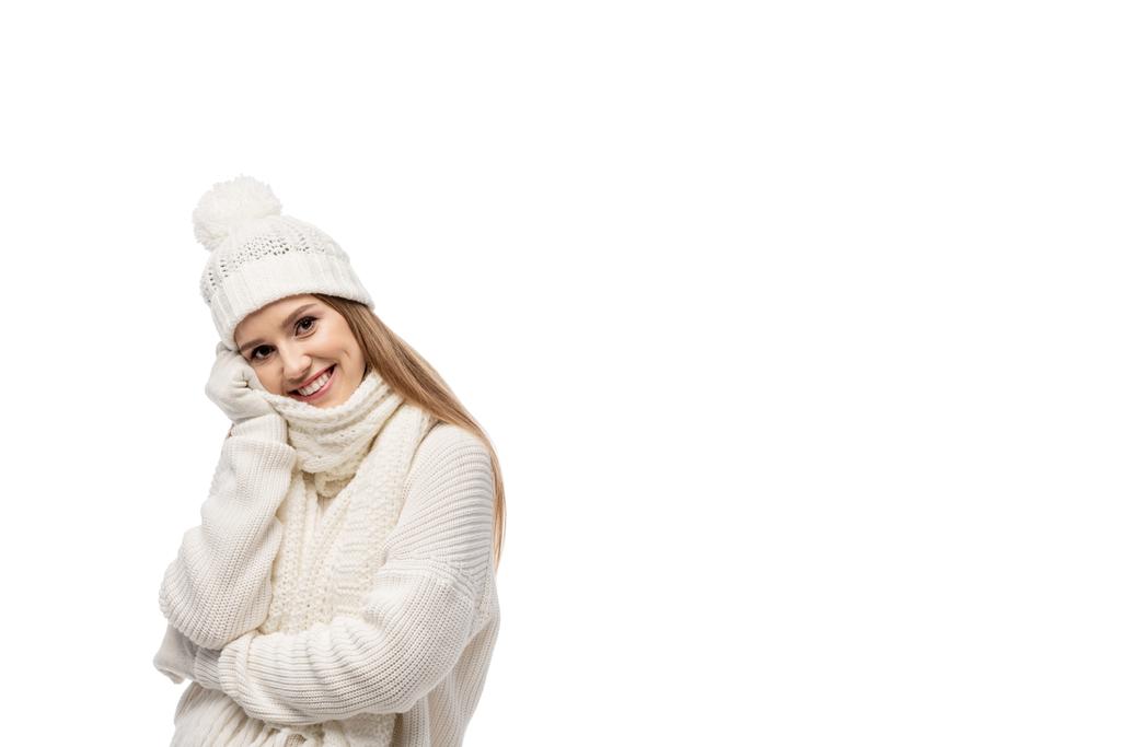 kaunis onnellinen nainen lämpenee valkoisissa neulotuissa vaatteissa, eristetty valkoisella
 - Valokuva, kuva