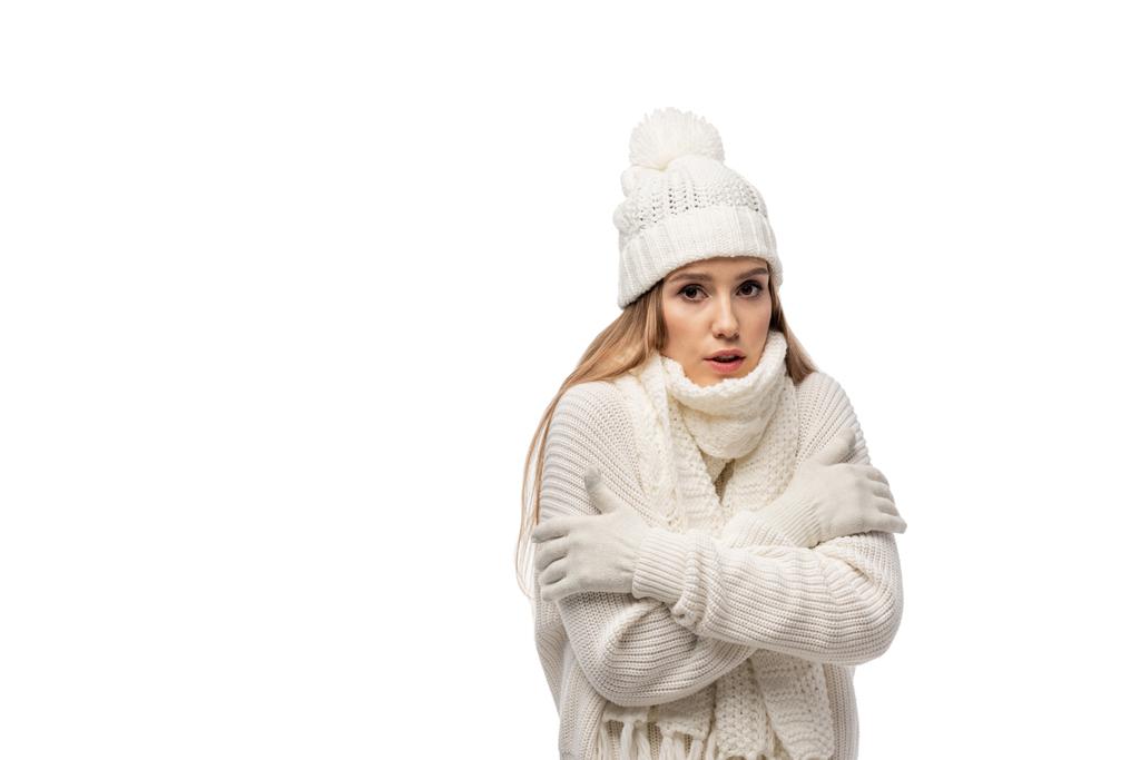 hermosa mujer preocupada calentando en blanco ropa de punto, aislado en blanco
  - Foto, imagen