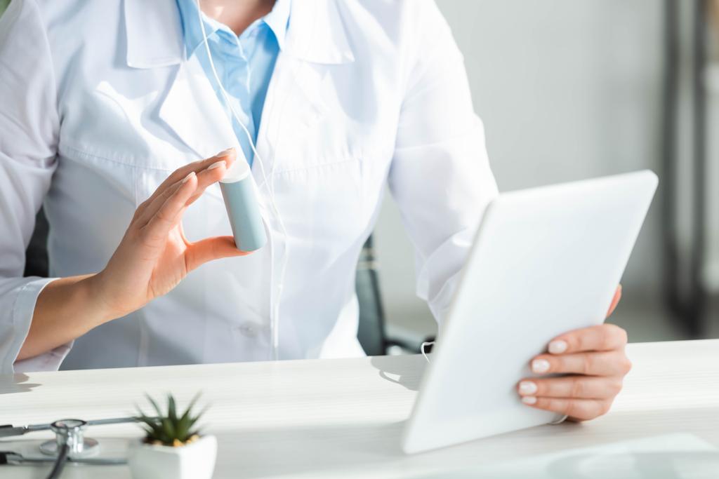 rajattu näkymä lääkäri osoittaa pillereitä potilaalle online-kuulemisen digitaalinen tabletti toimistossa
 - Valokuva, kuva