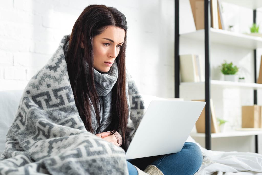 усталая больная женщина, имеющая онлайн консультации с врачом на ноутбуке
 - Фото, изображение
