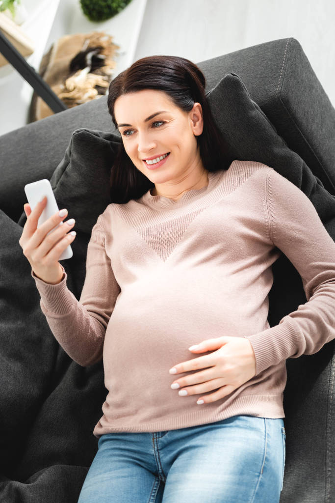 pozytywna kobieta w ciąży po konsultacji online z lekarzem na smartfonie - Zdjęcie, obraz