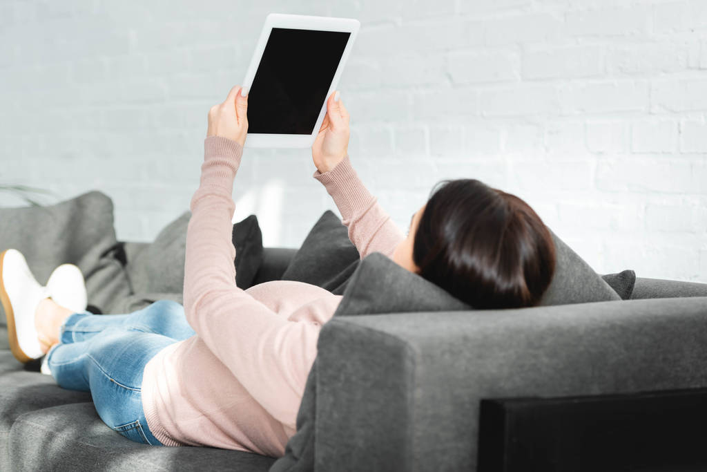 mujer embarazada que tiene consulta en línea con el médico en tableta digital en casa
 - Foto, imagen
