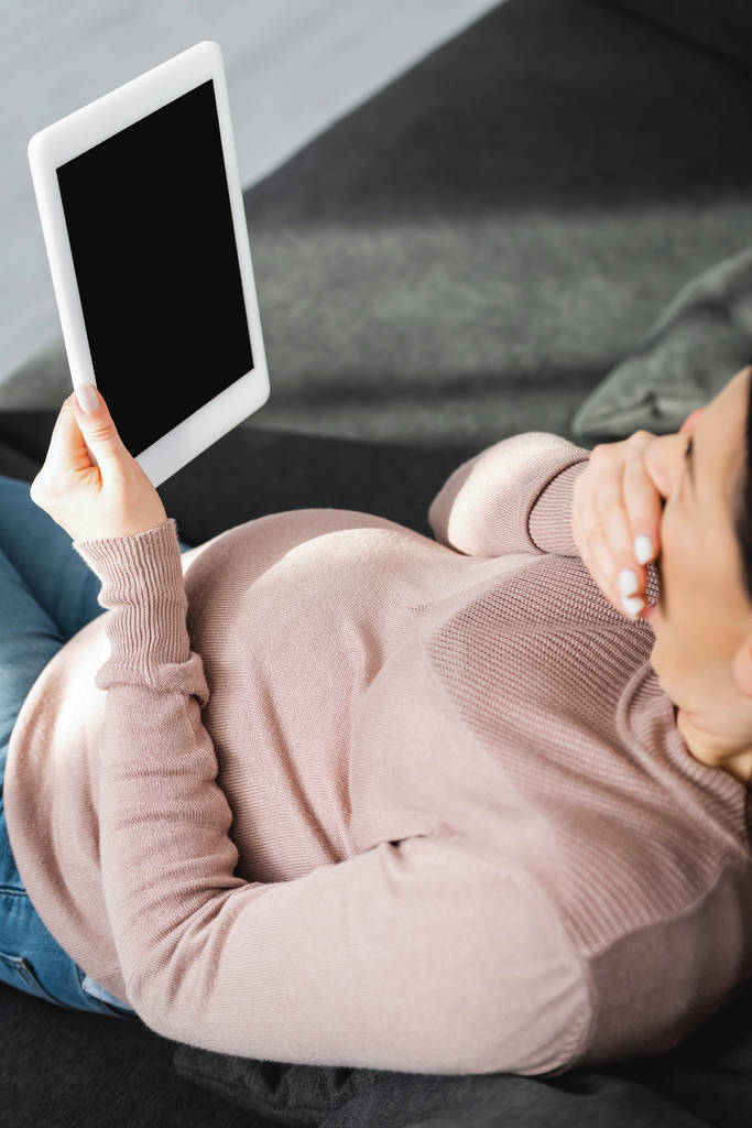 mulher grávida cansada bocejando e tendo consulta on-line com o médico em tablet digital
 - Foto, Imagem