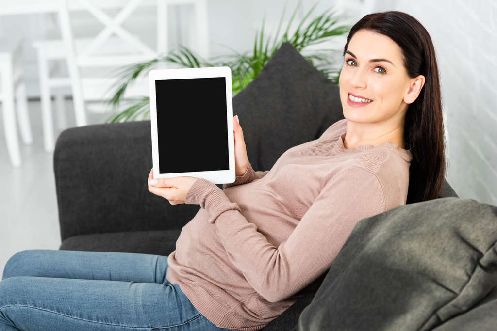 gyönyörű mosolygós terhes nő gazdaság digitális tabletta üres képernyőn - Fotó, kép
