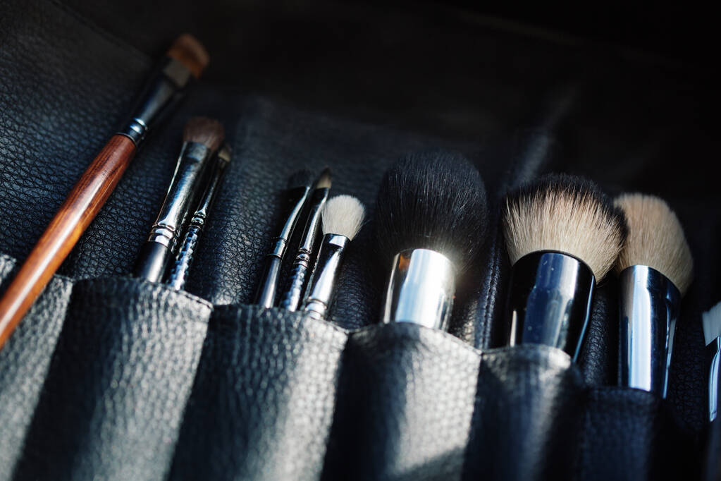 Primer plano del organizador abierto con pinceles y herramientas de maquillaje
 - Foto, Imagen
