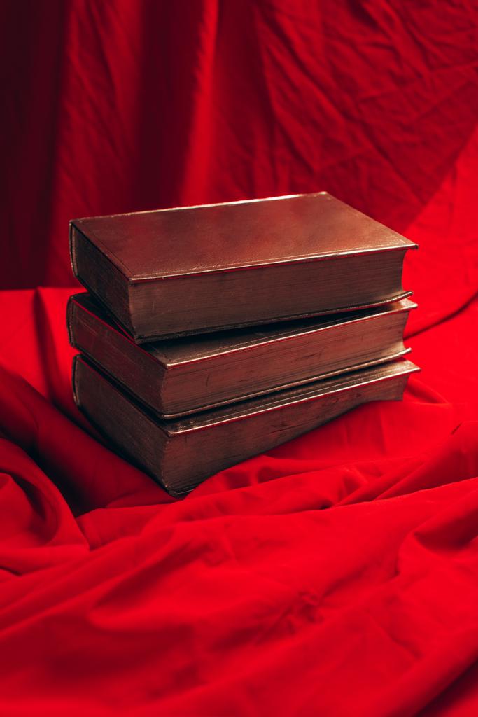 close-up de livros de ouro vintage em pano vermelho
 - Foto, Imagem