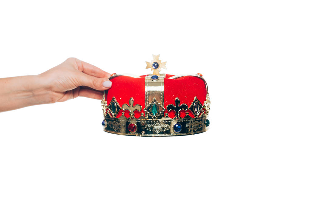 vista recortada de la mujer que sostiene la corona roja, aislado en blanco
 - Foto, imagen
