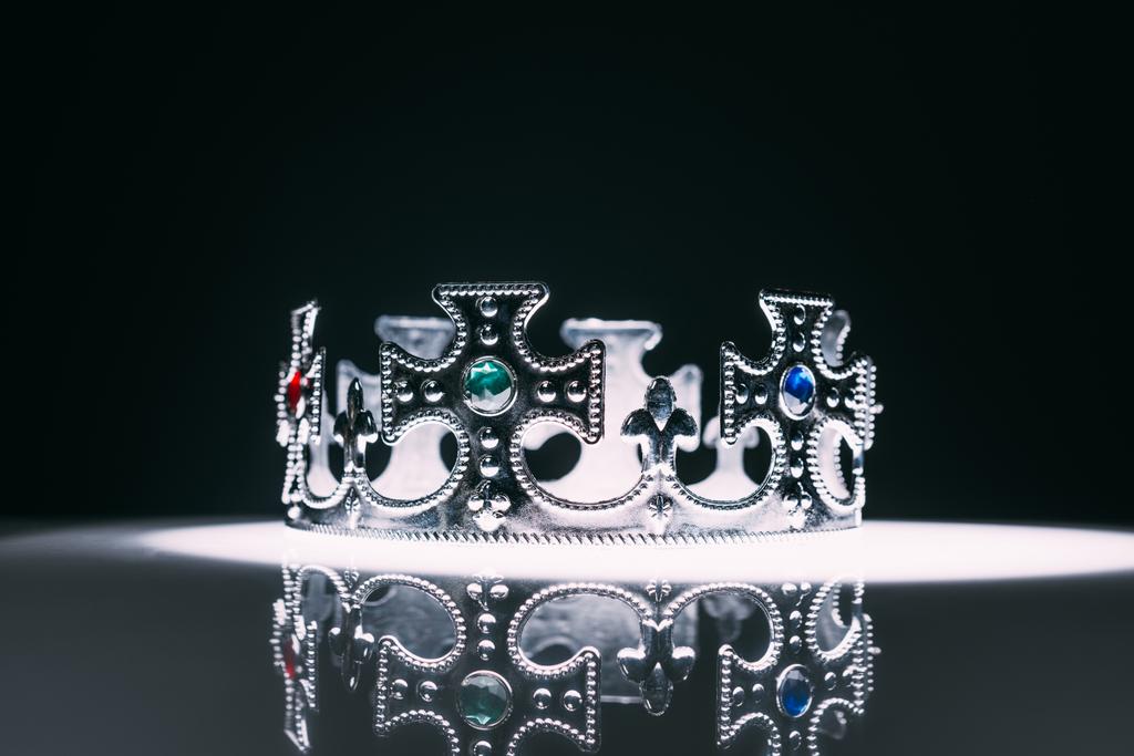 серебристая корона с драгоценными камнями на черном
 - Фото, изображение