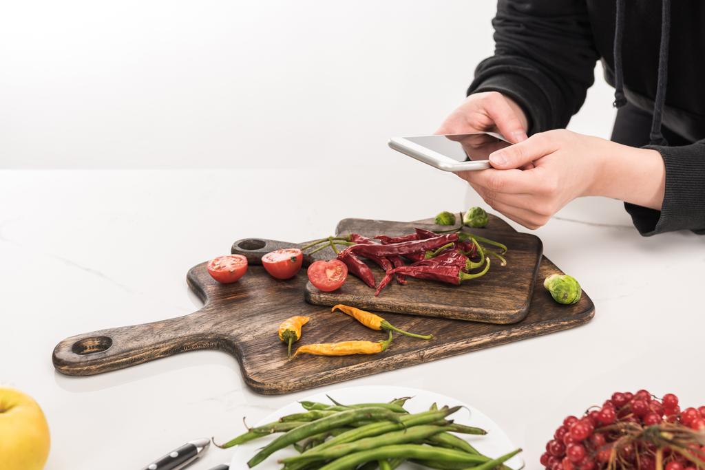 cropped view of professional photographer making food composition for commercial photography on smartphone - 写真・画像