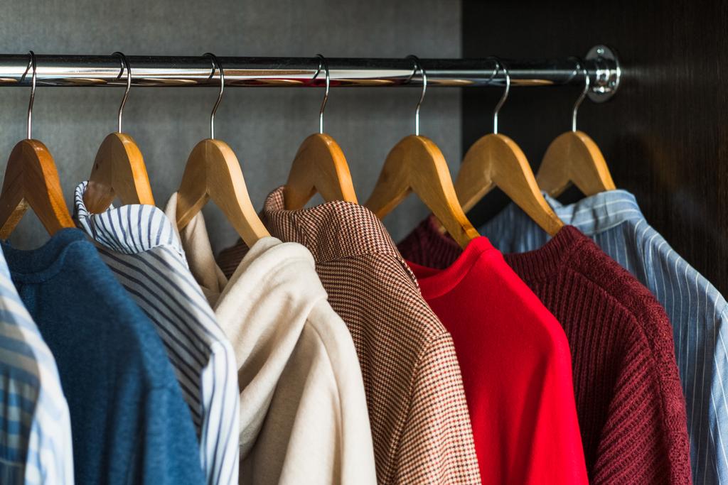 Вешалки с различной одеждой в шкафу
 - Фото, изображение