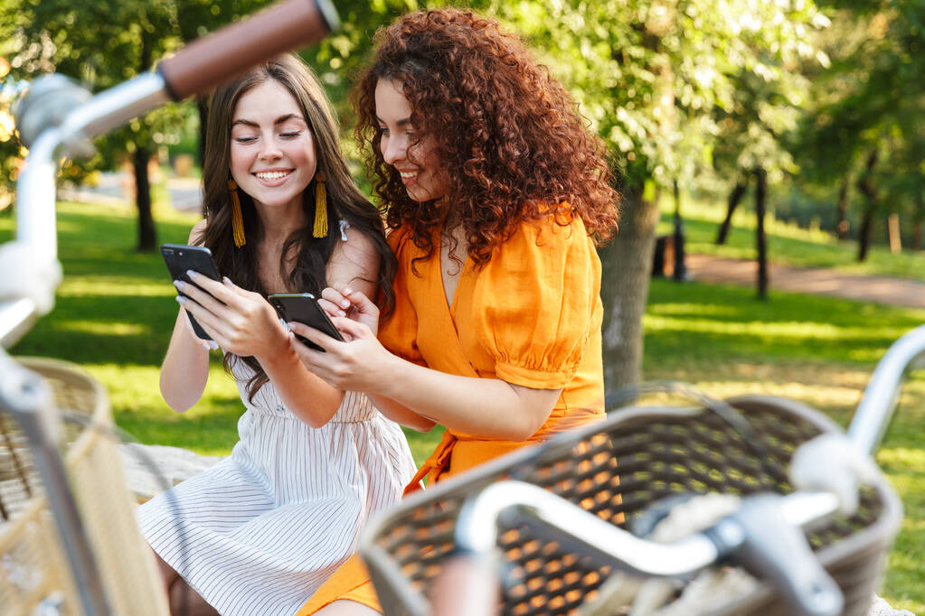 Twee vrolijke jonge meisjes vrienden dragen zomerjurken - Foto, afbeelding