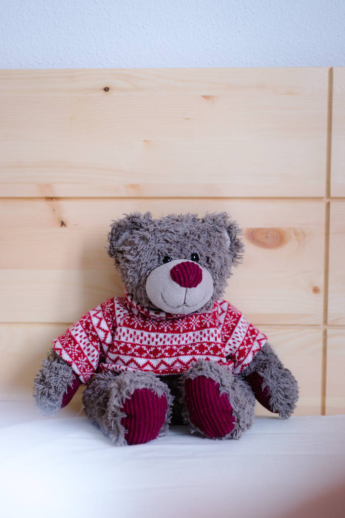 Симпатична іграшка плюшевого ведмедя сидить у ліжку, прокидається вранці
 - Фото, зображення