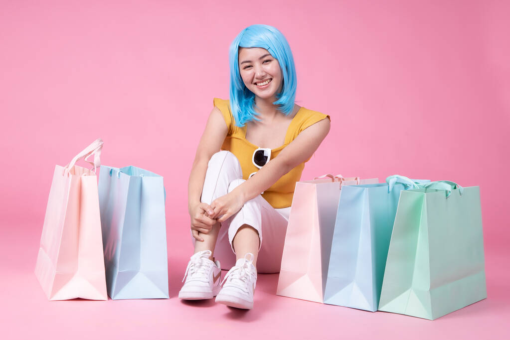 Retrato de uma menina asiática muito animado com colorido compras b
 - Foto, Imagem