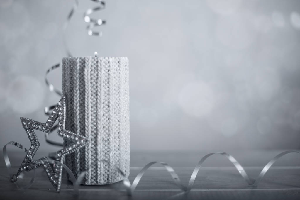 Ezüst karácsonyi gyertya szalaggal - Fotó, kép