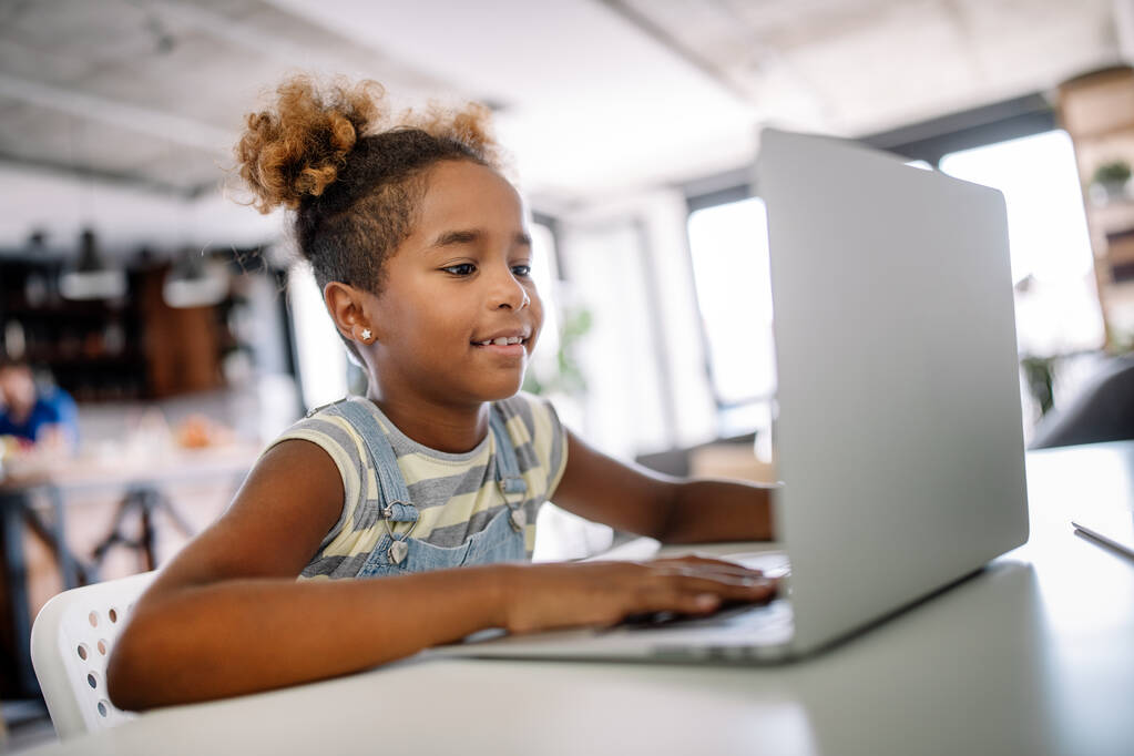 Enfant africain fille passe du temps avec ordinateur portable et la technologie moderne - Photo, image