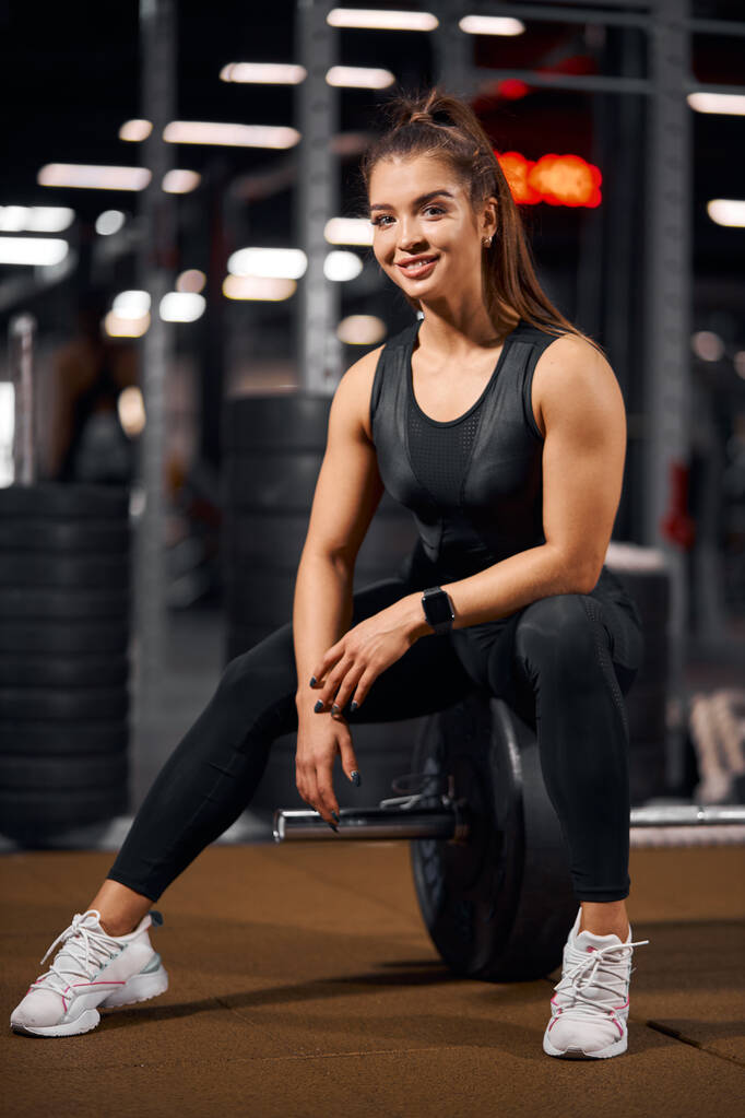 Jeune mannequin posant en salle de gym
 - Photo, image