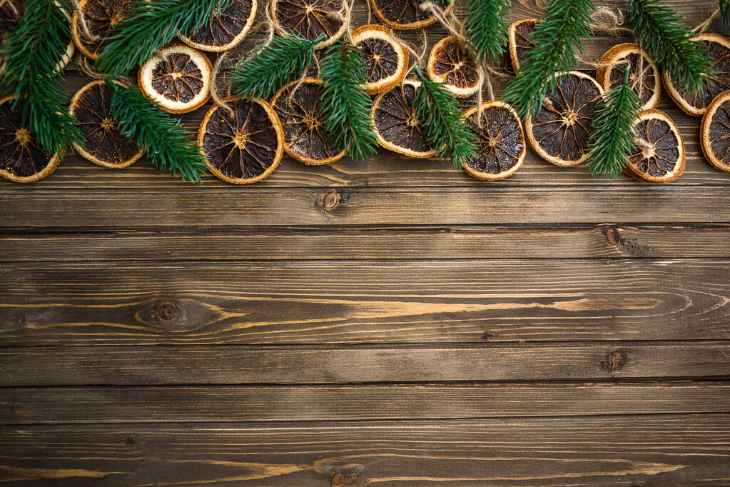 Kerst achtergrond met decoraties en mandarijnen op houten plank. Kopieerruimte - Foto, afbeelding