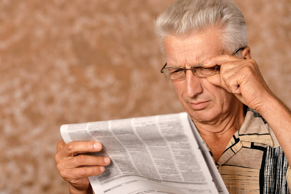 starszy człowiek czytający gazetę  - Zdjęcie, obraz