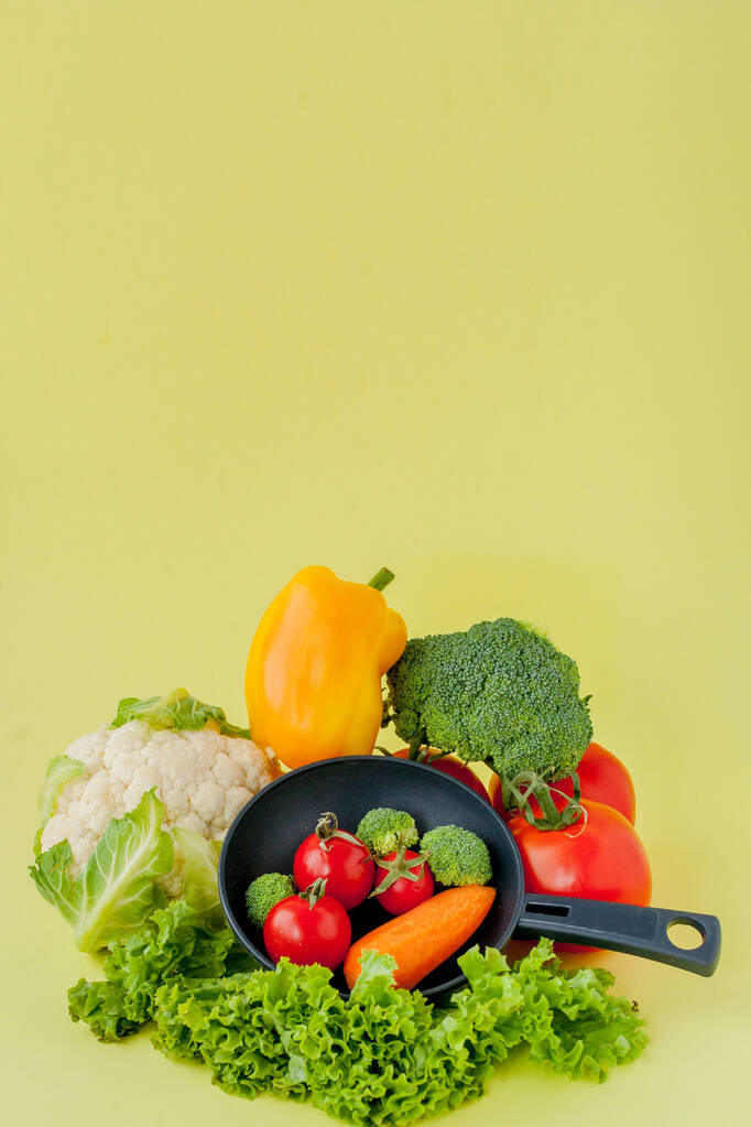 Organické jídlo. Zdravá zelenina s brokolicí, salátem, červenou a - Fotografie, Obrázek