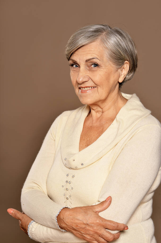 Evdeki mutlu yaşlı kadının portresi. - Fotoğraf, Görsel