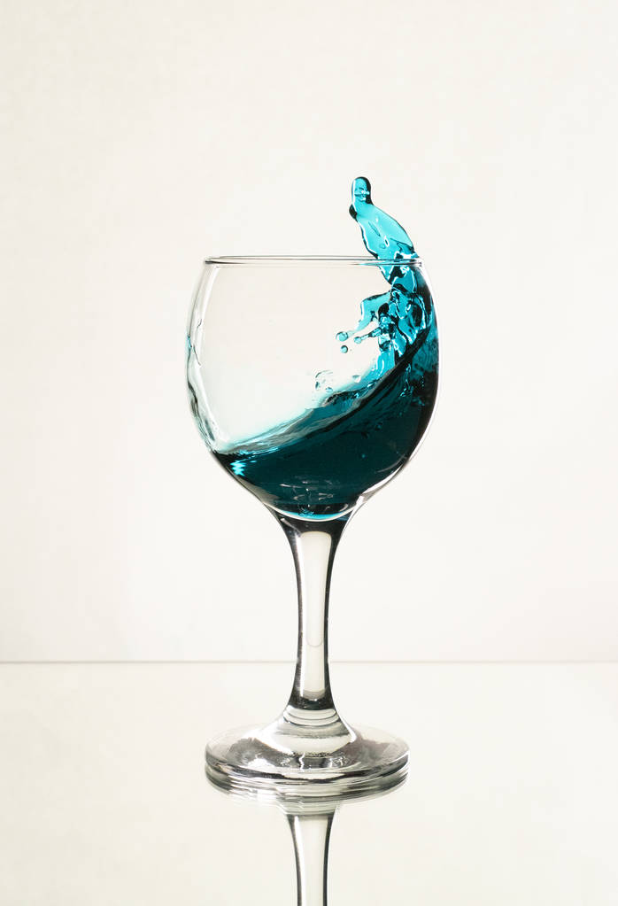 Víz fröccsenése borospohárban - Fotó, kép