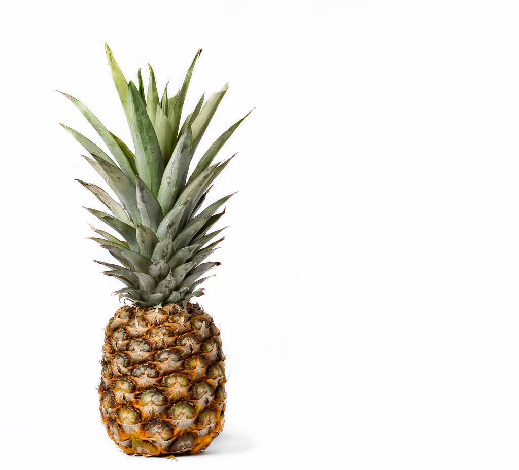 спелый ананас на белом изолированном фоне
 - Фото, изображение
