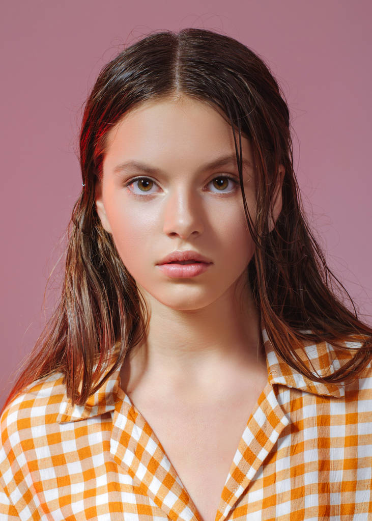 スタジオでの若いモデルの女の子の肖像画 - 写真・画像