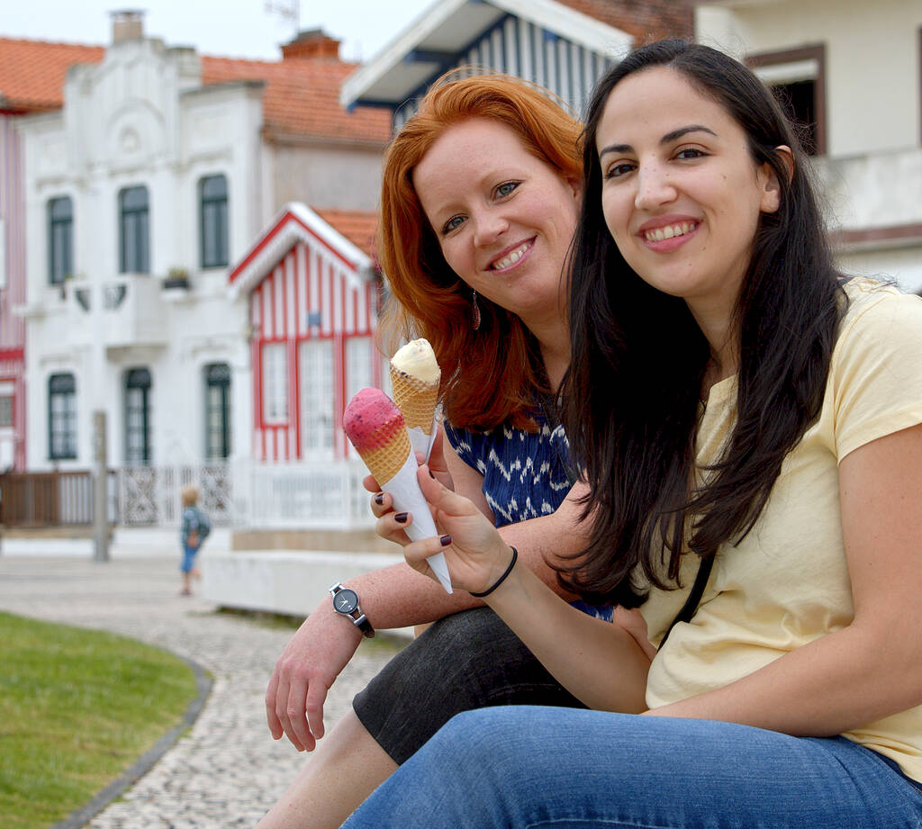 Comer helado en las vacaciones de verano en Portugal
 - Foto, Imagen