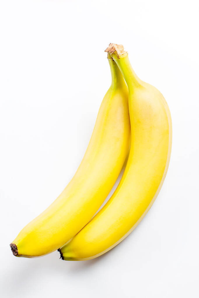Čerstvé a chutné žluté banány pro zdravou stravu na bílém pozadí - Fotografie, Obrázek