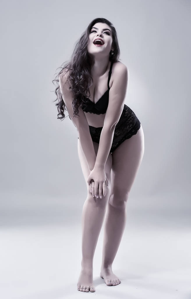 Studioaufnahme eines schönen Latino-Modells auf grauem Hintergrund - Foto, Bild