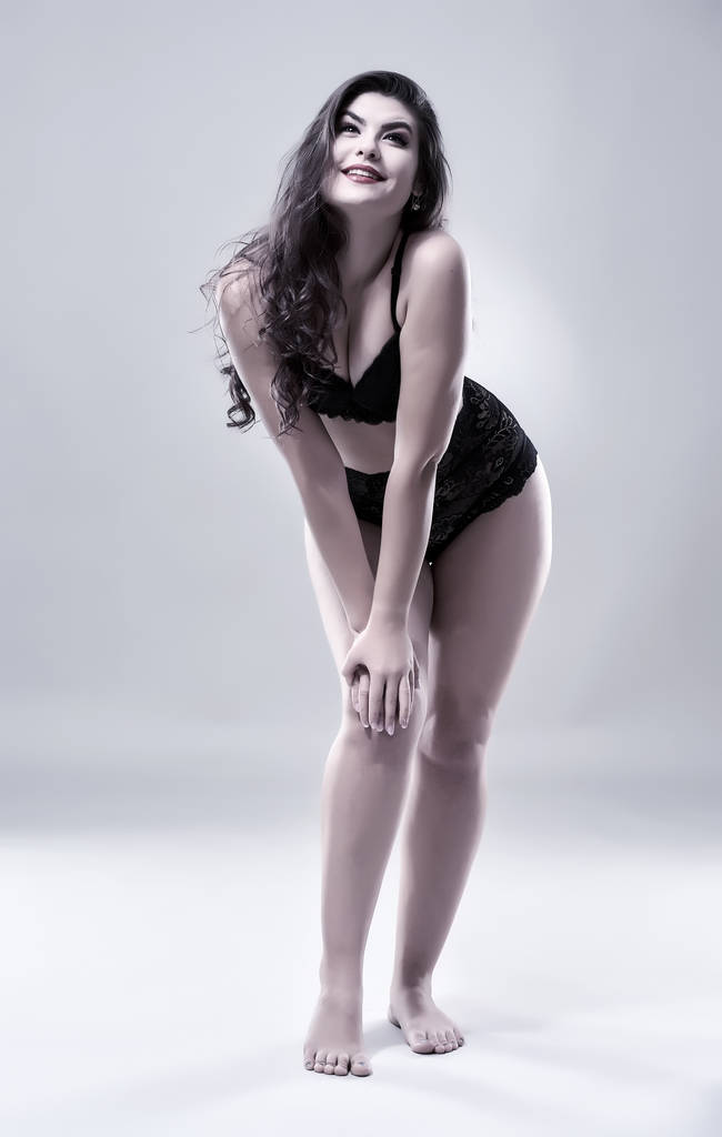 Studio shot van een mooie latino model op grijze achtergrond - Foto, afbeelding