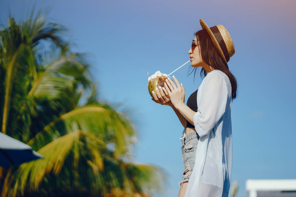 girl drinking fresh juice from a coconut - Photo, Image