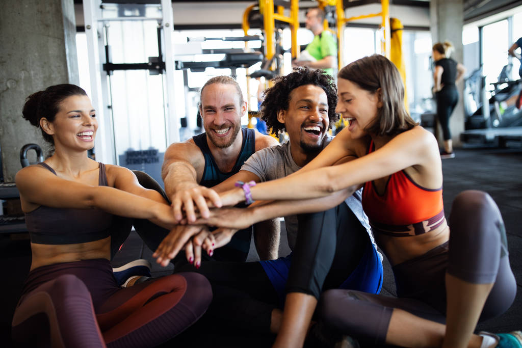 Happy fit osób ćwiczących, ćwiczących na siłowni, aby pozostać zdrowi razem - Zdjęcie, obraz