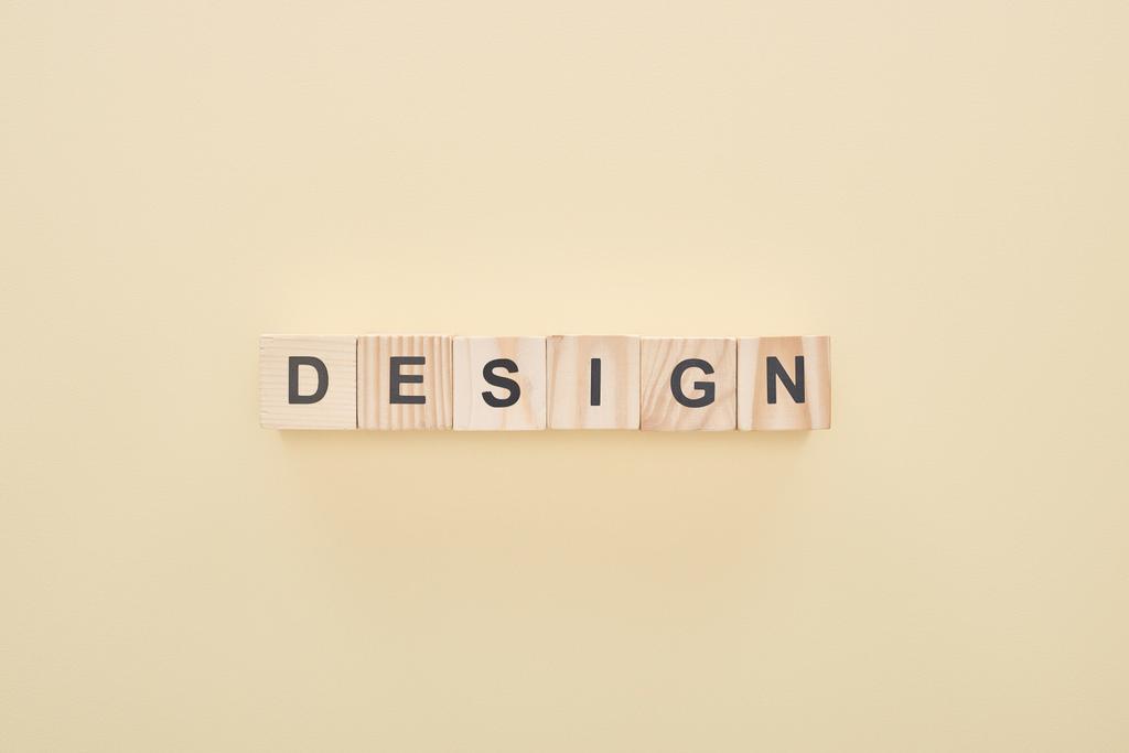 Bej arkaplanda tasarım harfleri olan tahta blokların üst görünümü - Fotoğraf, Görsel