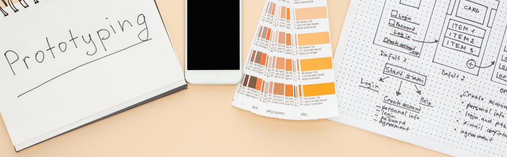 κορυφαία άποψη του smartphone κοντά στο πρότυπο σχεδιασμό ιστοσελίδα, παλέτα χρωμάτων και σημειωματάριο με πρωτότυπα γράμματα σε μπεζ φόντο, πανοραμική λήψη - Φωτογραφία, εικόνα