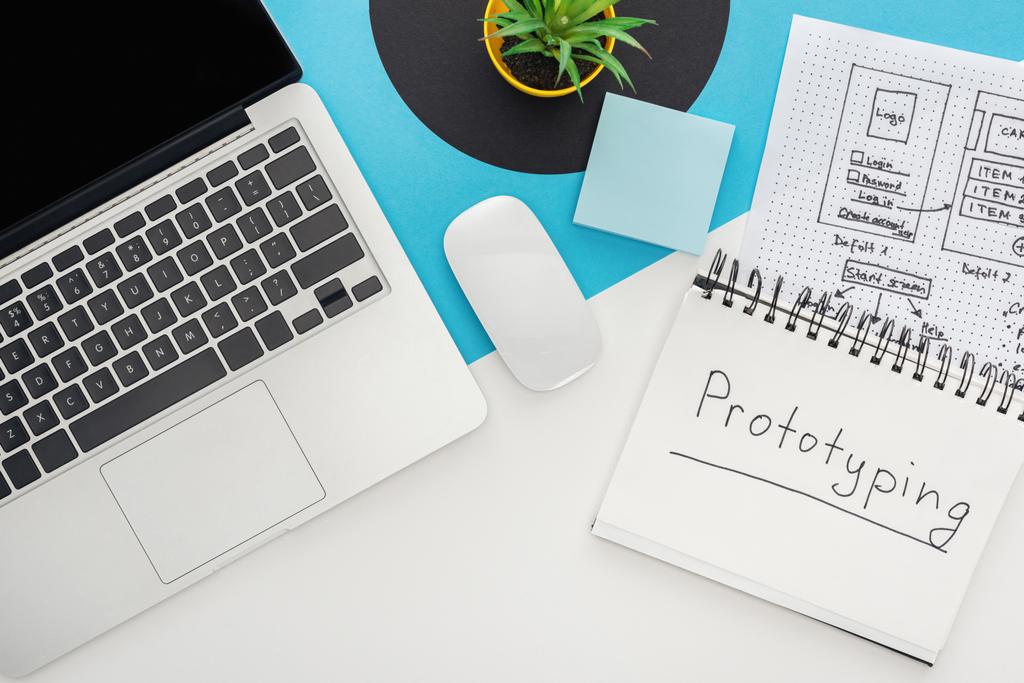 верхний вид ноутбука, компьютерной мыши, растения, шаблона дизайна сайта, ноутбука с прототипированием букв на абстрактном геометрическом фоне
 - Фото, изображение